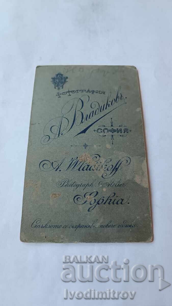 Снимка Малко момиченце в бяла рокличка на дървен стол Картон с цена € 3.46 | 6.77 лв. Снимка Малко момиченце в бяла рокличка на дървен стол Картон с цена € 3.46 | 6.77 лв.