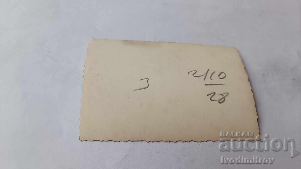 Fotografie Sofia Doi soldați și un bărbat la plimbare iarna cu preț € 0.86 | 1.68 BGN