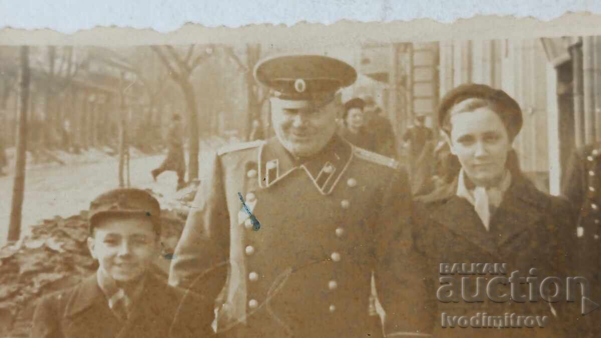 Fotografie Sofia Ofițer fată și băiat pe trotuar 1941 cu preț € 1.34 | 2.62 BGN
