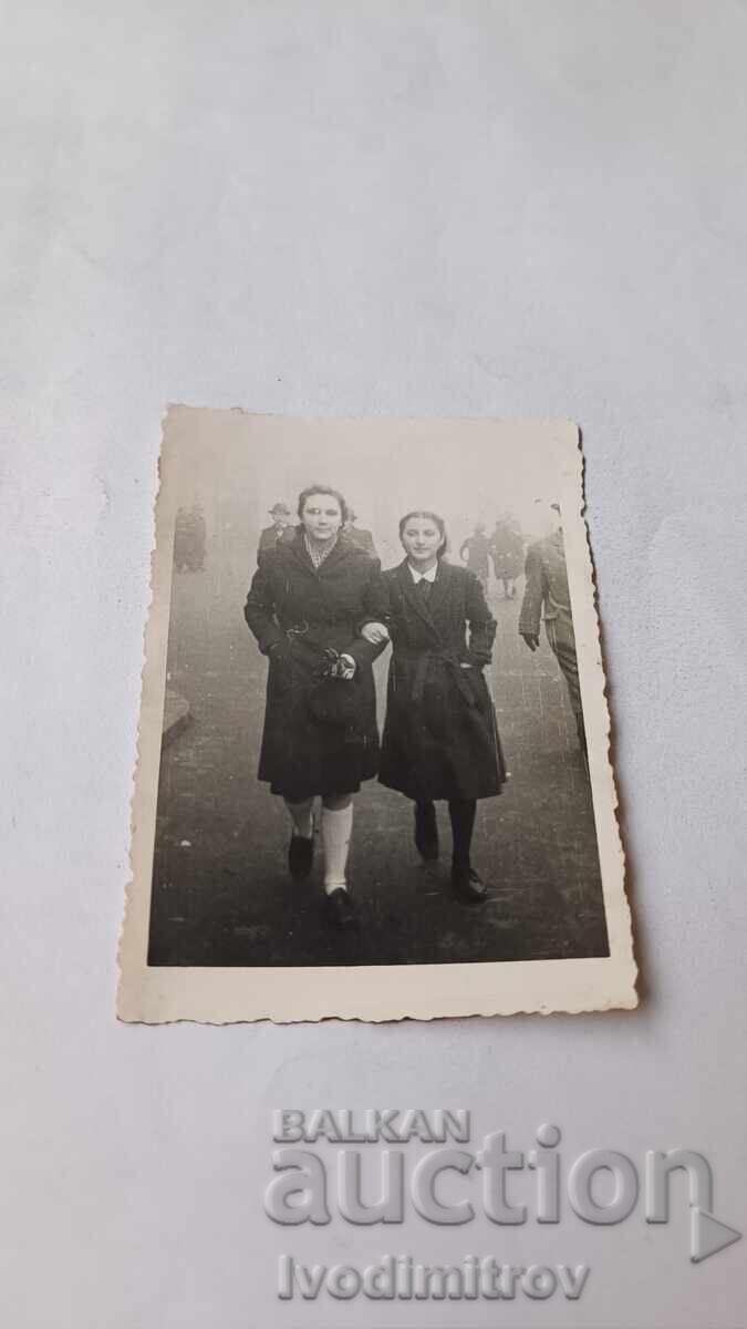 Fotografie Sofia Două eleve de clasa a IV-a la plimbare 1943