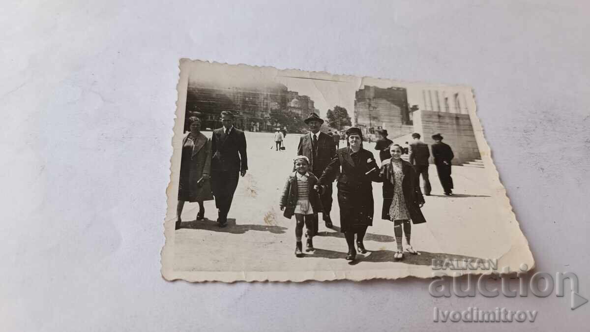 Fotografie Sofia Femeie băiat și fată în fața Palatului de Justiție