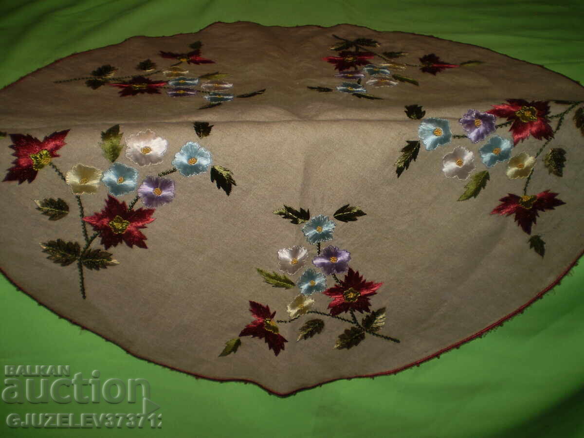 Fețe de masă brodate manual, decorate cu cinci buchete de flori cu preț € 59.00 | 115.39 BGN