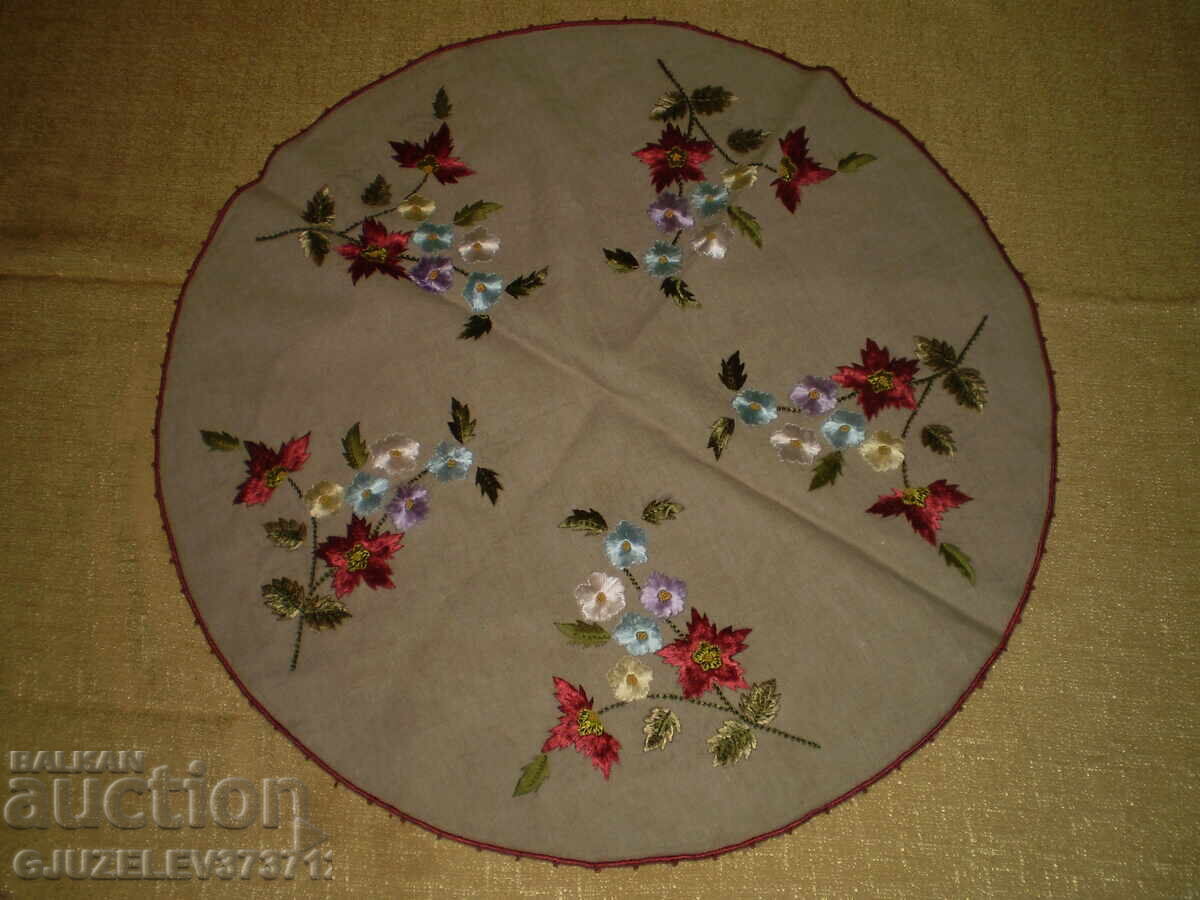 Licitație Fețe de masă brodate manual, decorate cu cinci buchete de flori