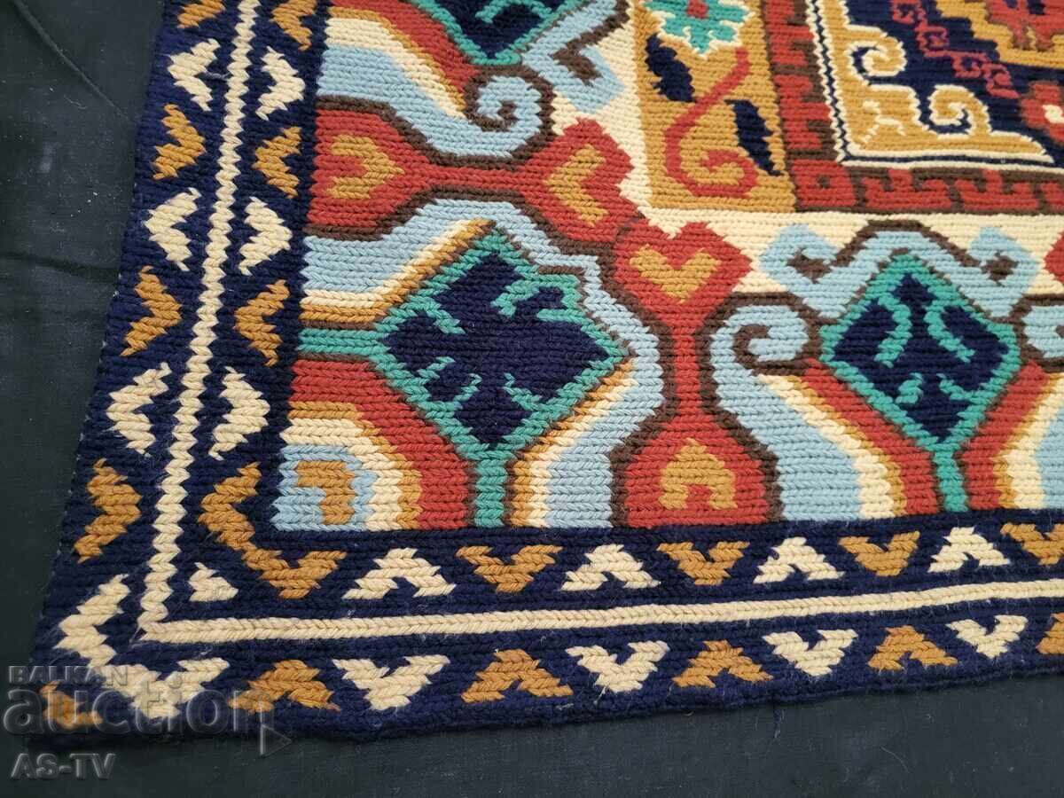 Licitație Covor de lână brodat