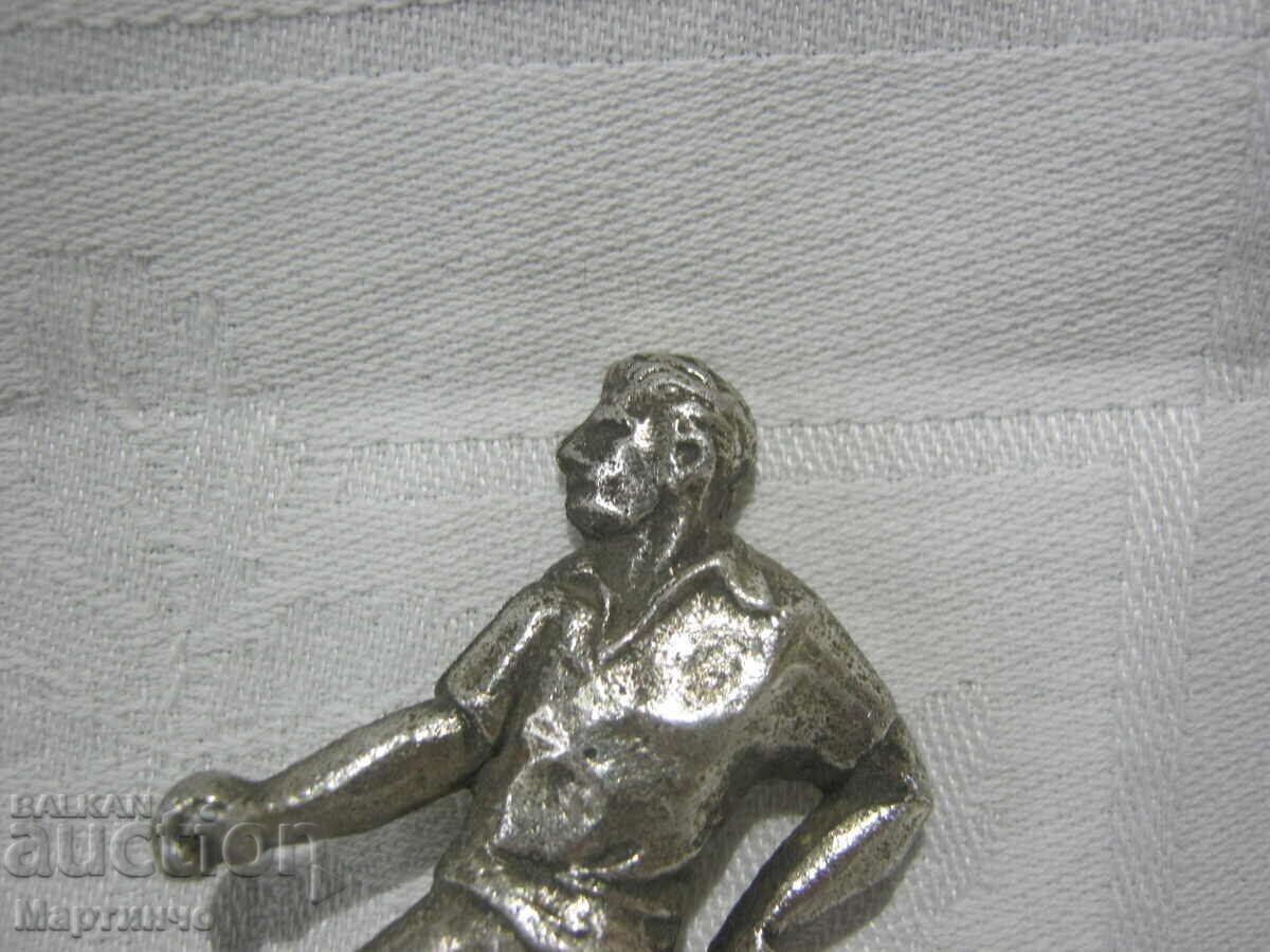 Auction  Old small aluminum figurine of a football player 5.7 cm