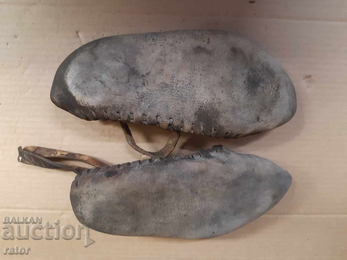 Δημοπρασία Παλιά αυθεντικά τσαρούχια, παραδοσιακή φορεσιά