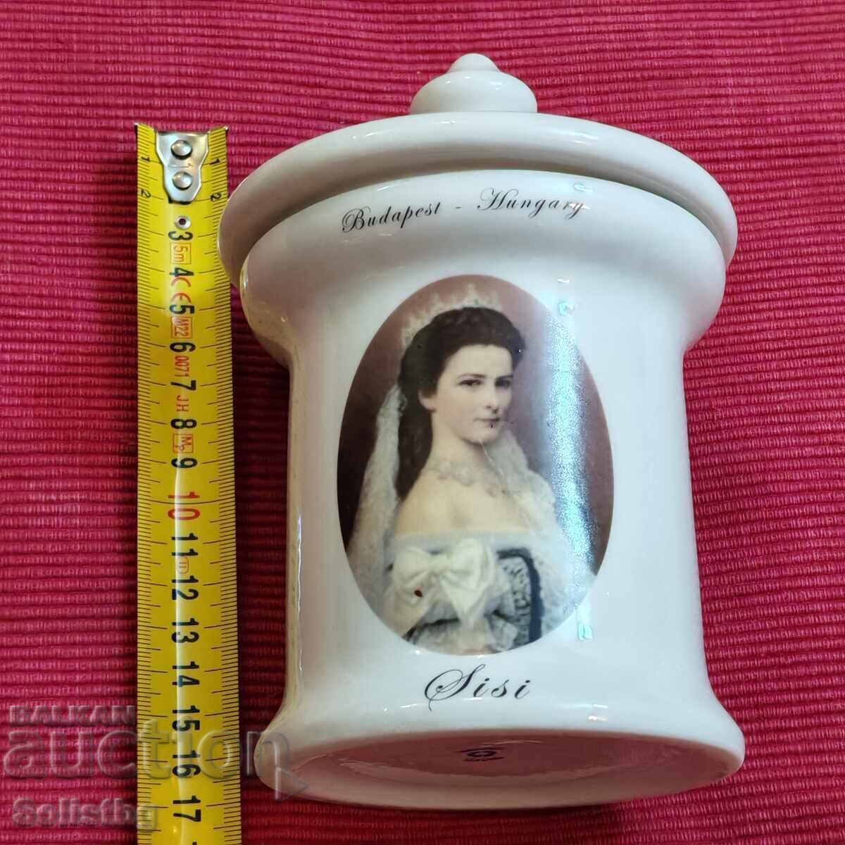 Zaharniță vintage din porțelan cu preț € 65.00 | 127.13 BGN Zaharniță vintage din porțelan cu preț € 65.00 | 127.13 BGN