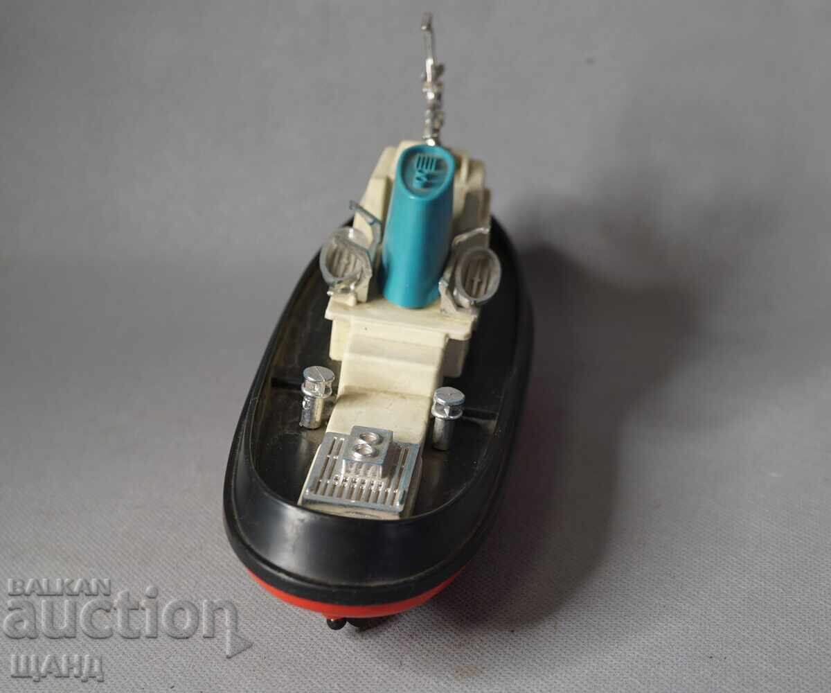 Аукцион ROXY Стара пластмасова играчка модел кораб лодка