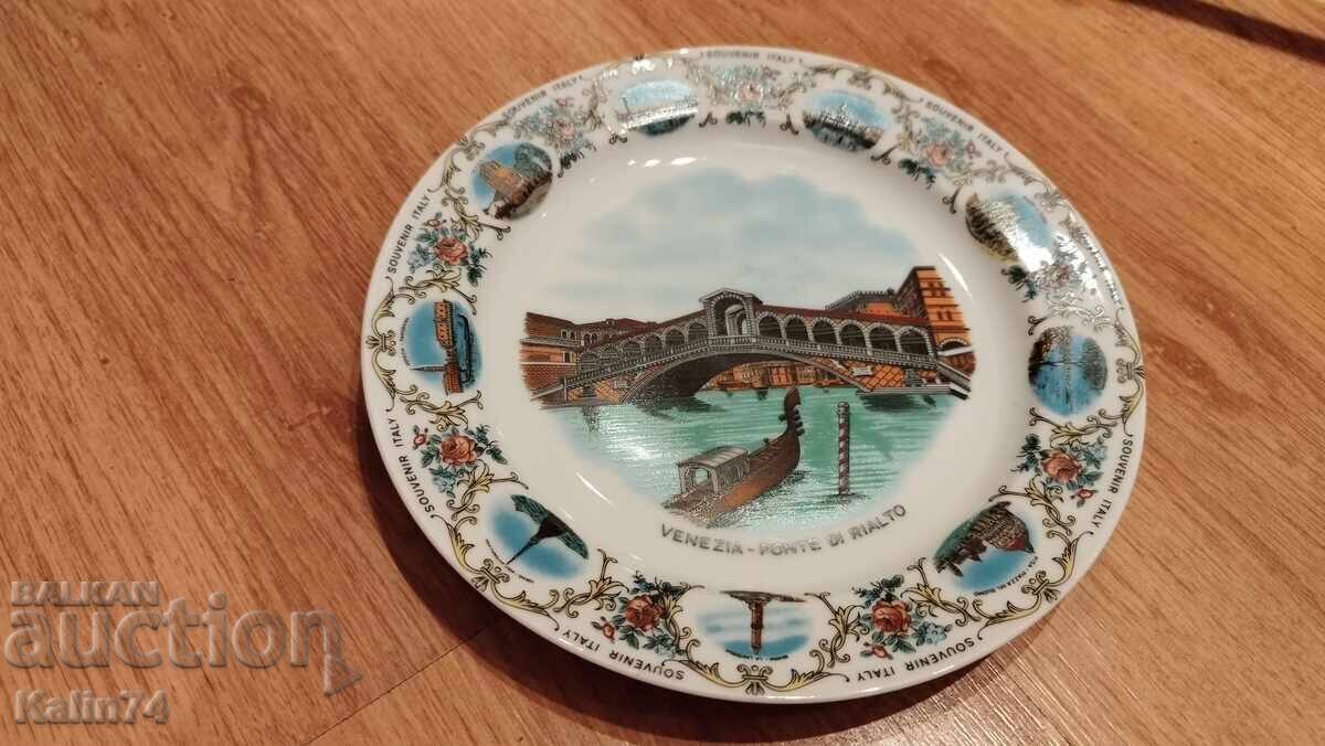 O farfurie frumoasa de portelan din Venetia-Italia.