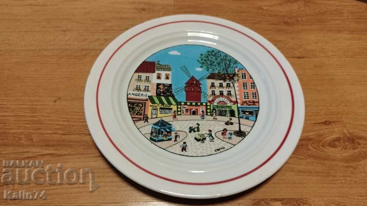 Όμορφο πιάτο πορσελάνης από την Ιταλία.