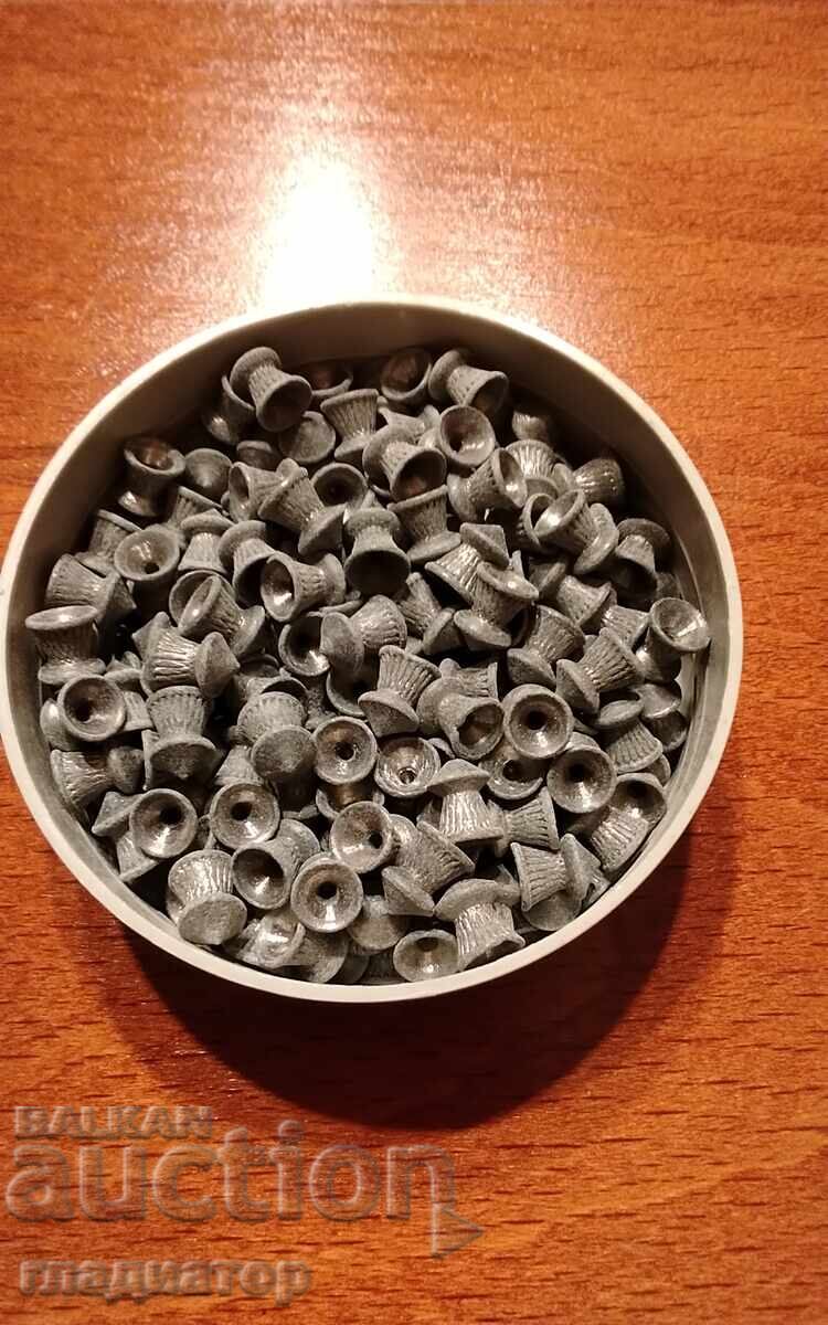 Cutie originală cu alice vechi pentru pușcă de aer comprimat 5,5 Cutie originală cu alice vechi pentru pușcă de aer comprimat 5,5