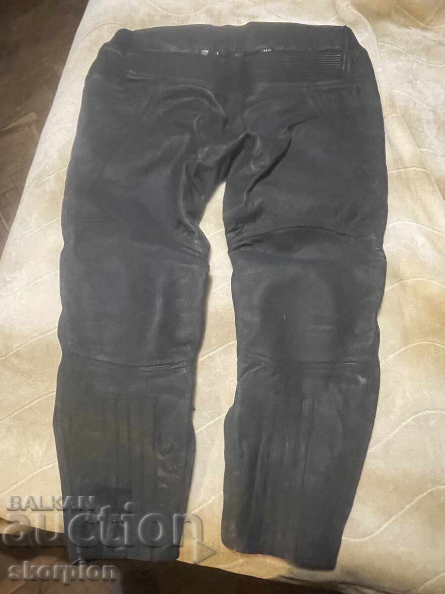 Pantaloni de piele cu protecții cu preț € 36.00 | 70.41 BGN