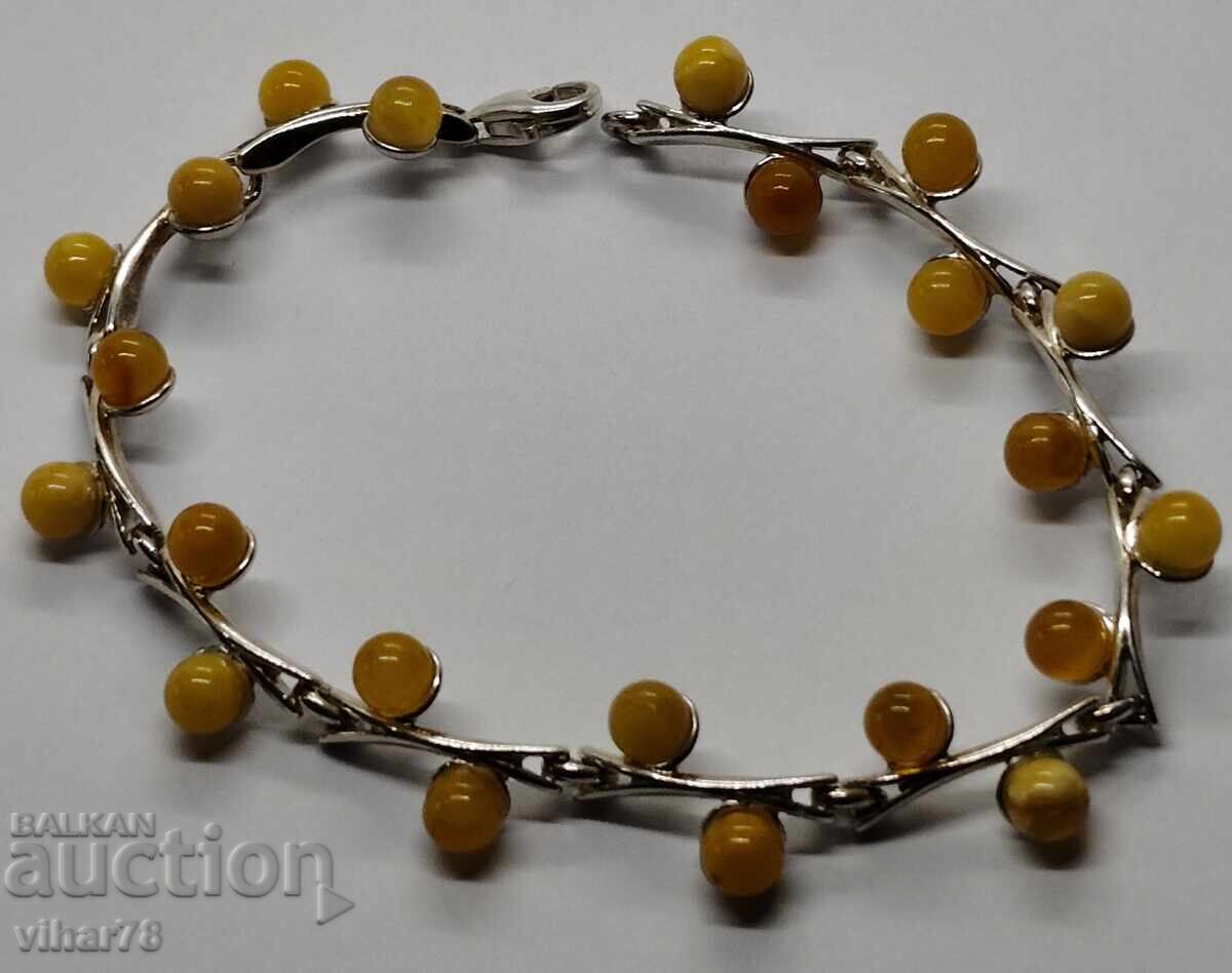 Delicate silver bracelet with 22 pieces of yellow amber