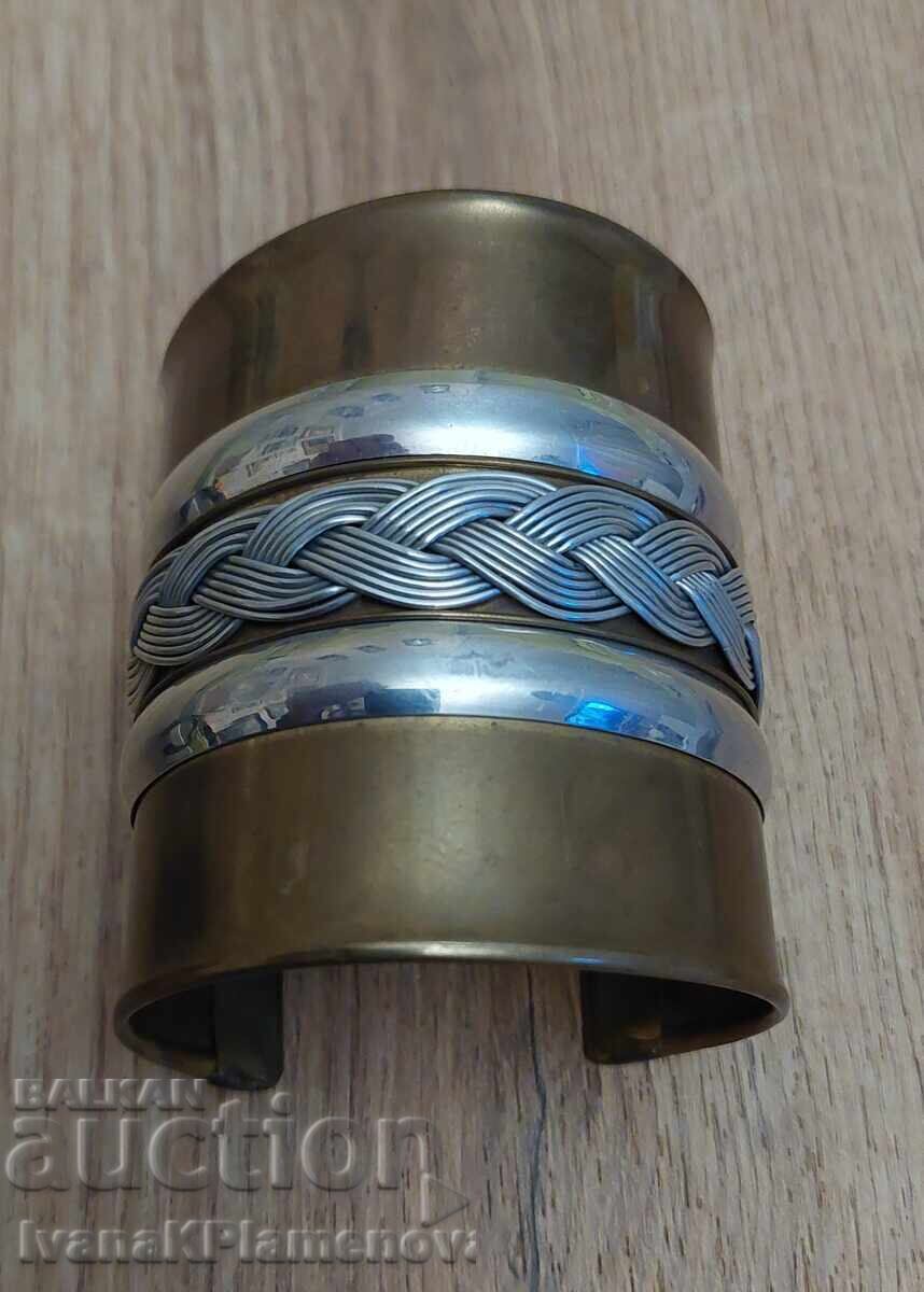 Brățări metalice, două bucăți cu preț € 10.00 | 19.56 BGN Brățări metalice, două bucăți cu preț € 10.00 | 19.56 BGN