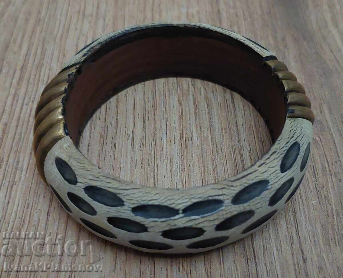 Δέντρο και ορείχαλκος γκρίβνα για γνώστες