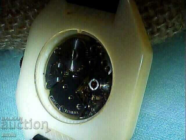 Аукцион красив микани4ен  4асовник работи перфектно