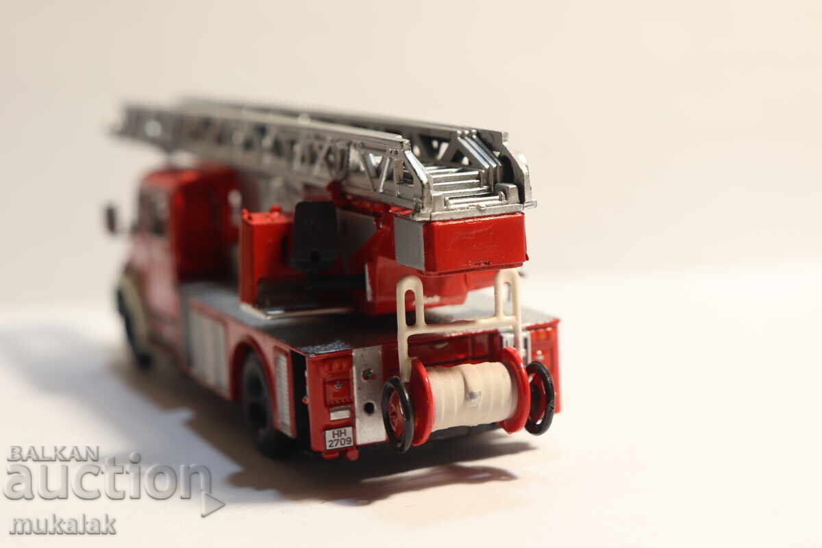 1/72  MERCEDES BENZ ПОЖАРНА    КАМИОН МОДЕЛ - 5