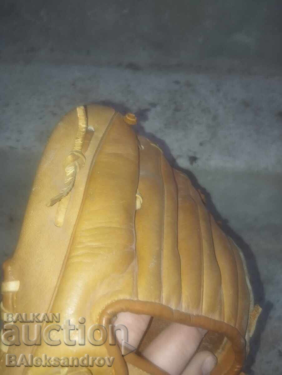 Доставка на Стара бейзболна ръкавица