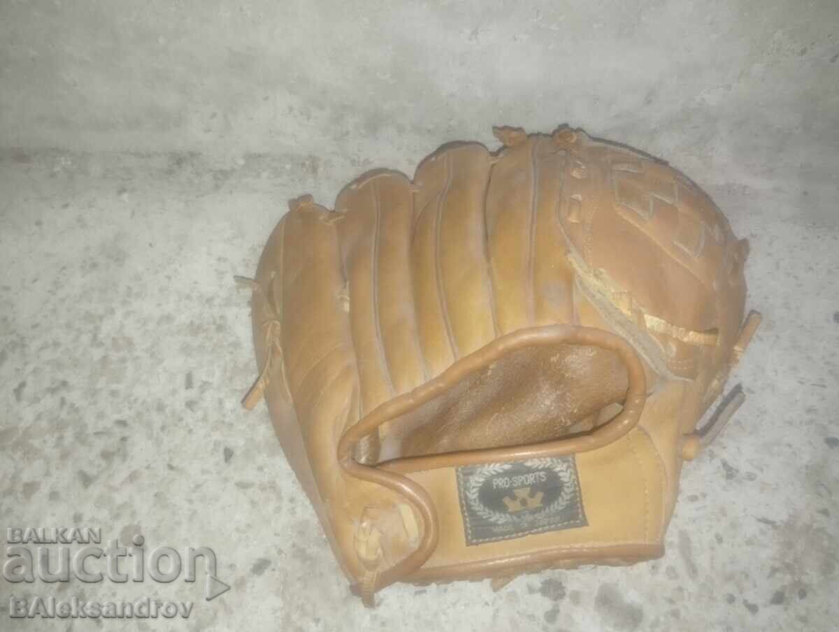 Стара бейзболна ръкавица