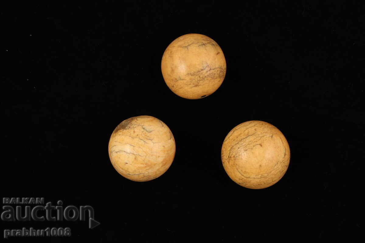 Trei bile de biliard din fildeș, secolul al XIX-lea cu preț € 449.00 | 878.17 BGN