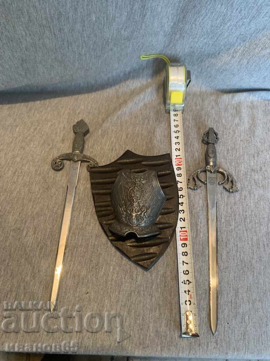Сувенирен герб с 2 меча - 6