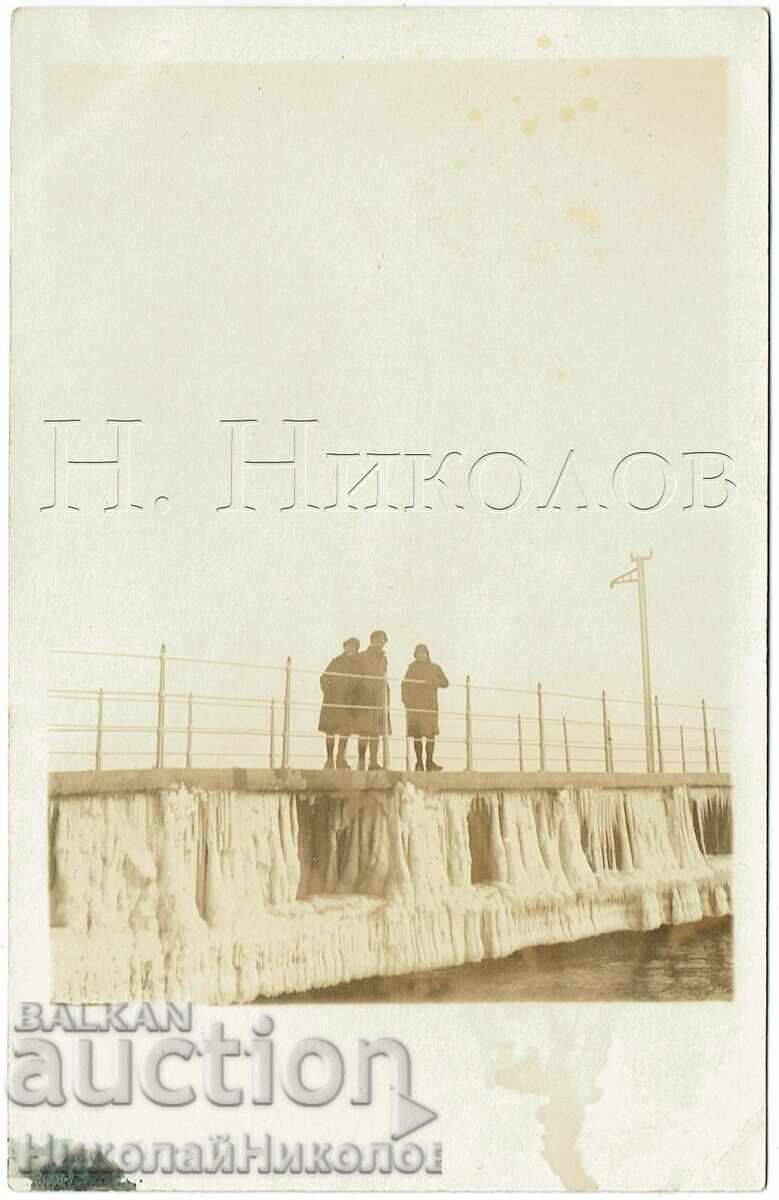 1928 FOTOGRAFIE VECHE VARNA MAREA ÎNGHEȚATĂ GHEAȚĂ PE CHEI E898