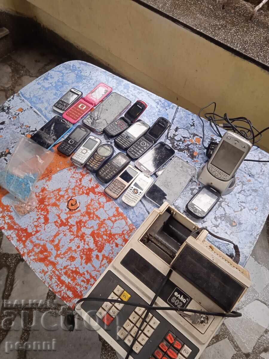 Deșeuri electrice, condensatoare, telefoane, brad de Crăciun Deșeuri electrice, condensatoare, telefoane, brad de Crăciun