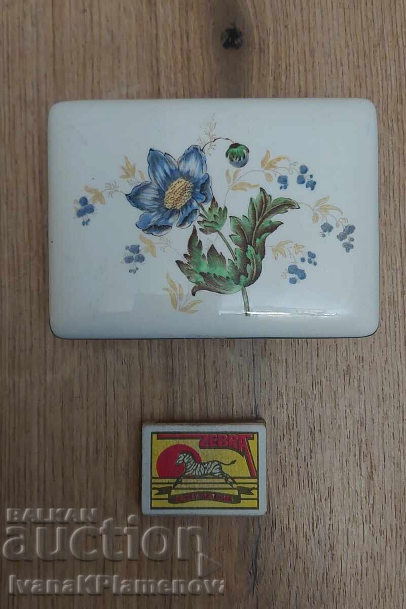 Vintage English Porcelain Box for Collectors - 6