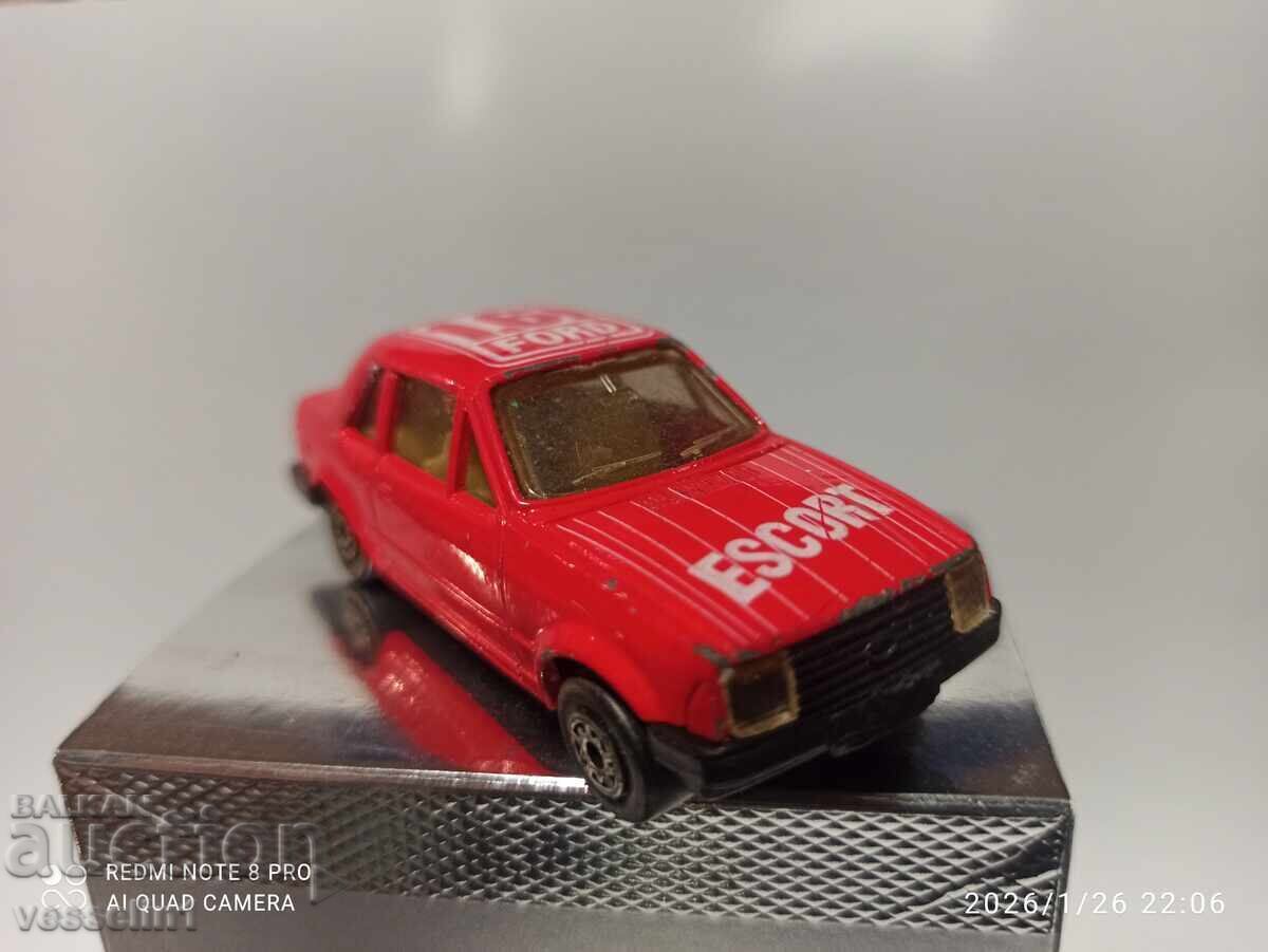 Licitație Jucărie veche mașinuță FORD escort 1,6i de colecție 1/64