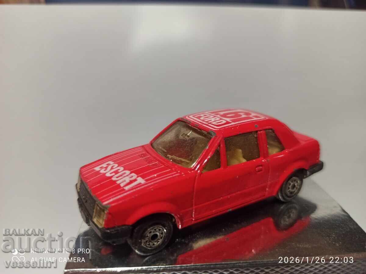 Jucărie veche mașinuță FORD escort 1,6i de colecție 1/64