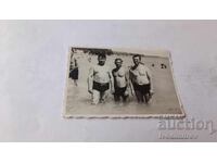 Снимка Трима мъже на брега на морето