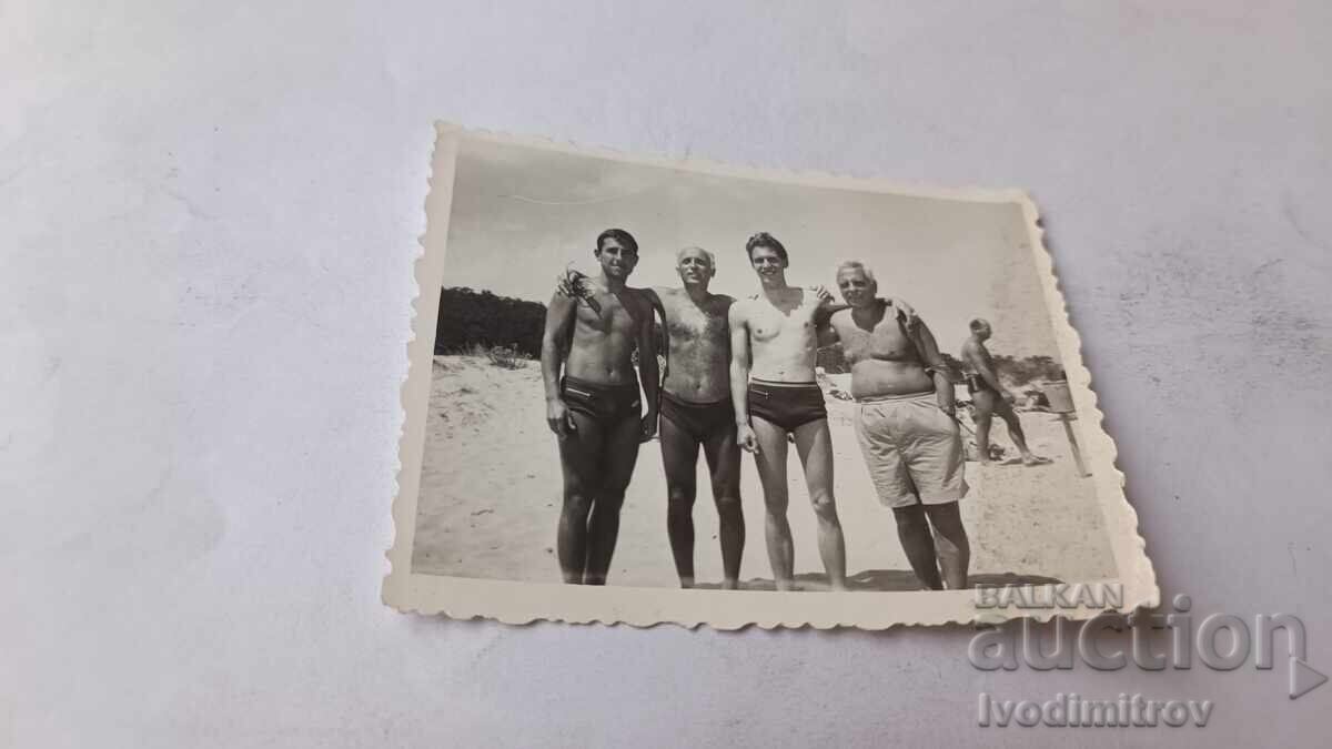Φωτογραφία Σωζόπολη Τέσσερις άνδρες στην παραλία 1965 Φωτογραφία Σωζόπολη Τέσσερις άνδρες στην παραλία 1965