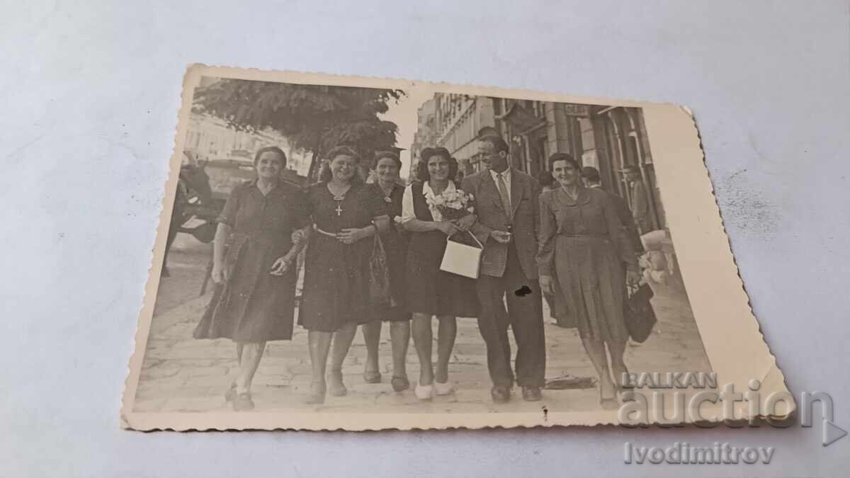 Fotografie Sofia Bărbat și cinci femei pe trotuar