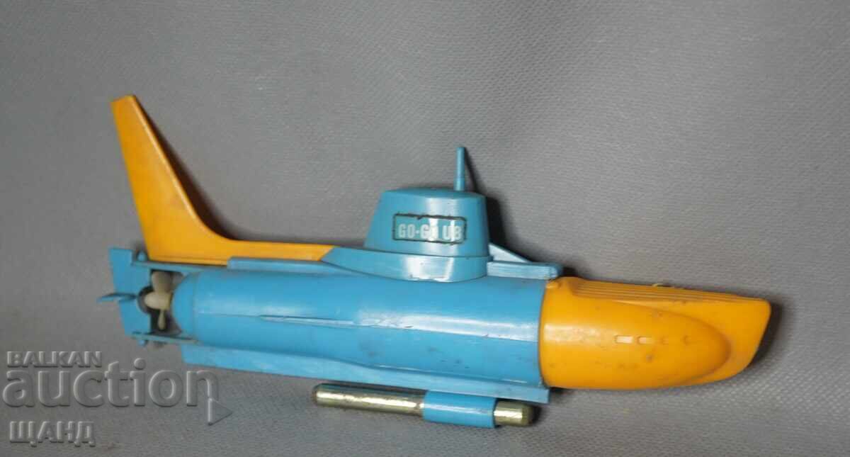 Стара  пластмасова играчка модел подводница с цена € 10.40 | 20.34 лв.