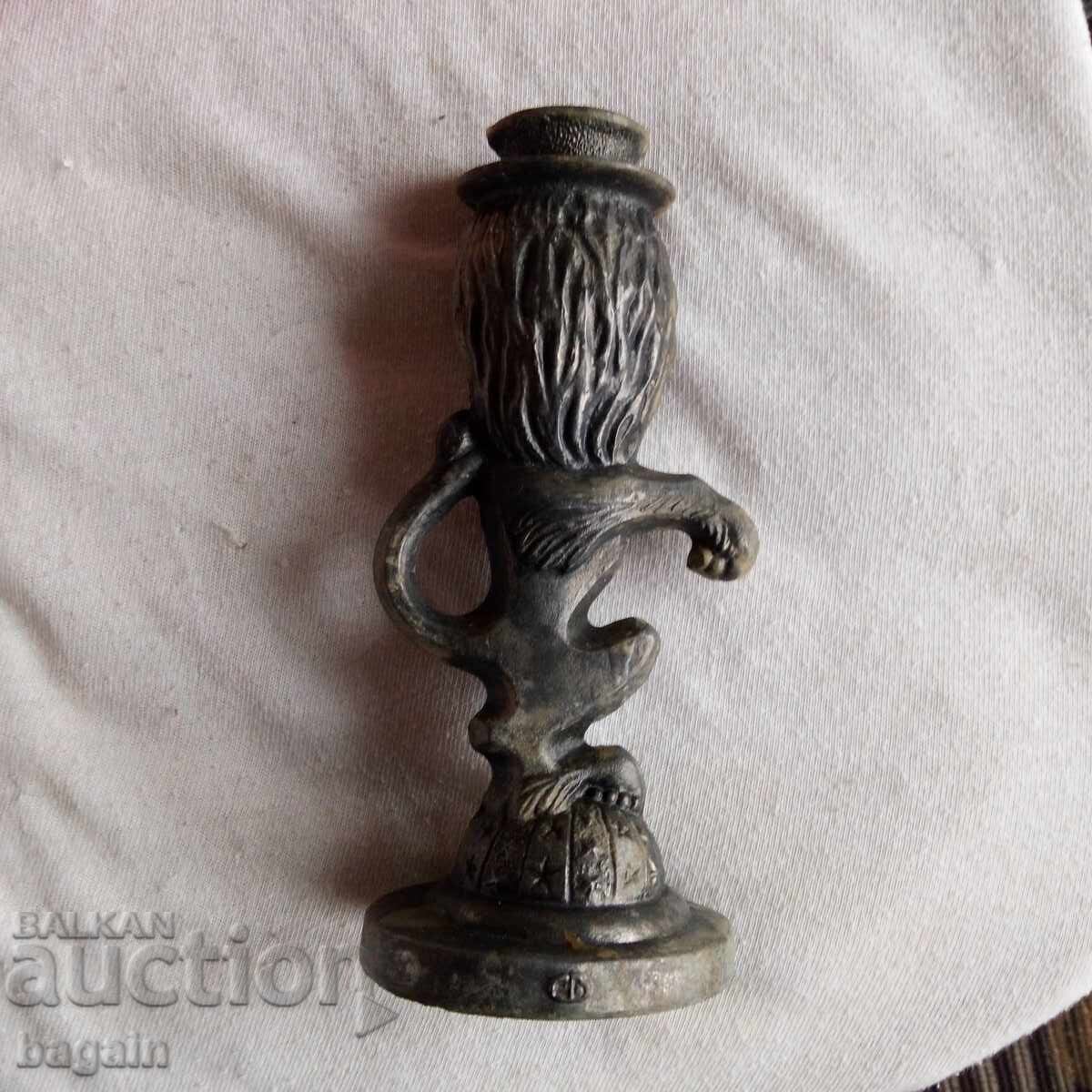 Λέων, κηροπήγιο με τιμή € 50.00 | 97.79 BGN