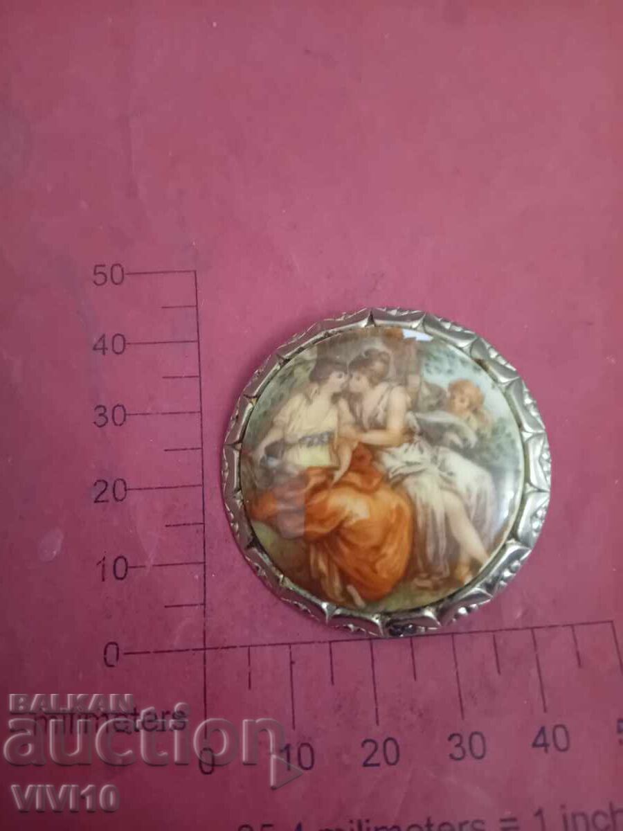 Старинна брошка