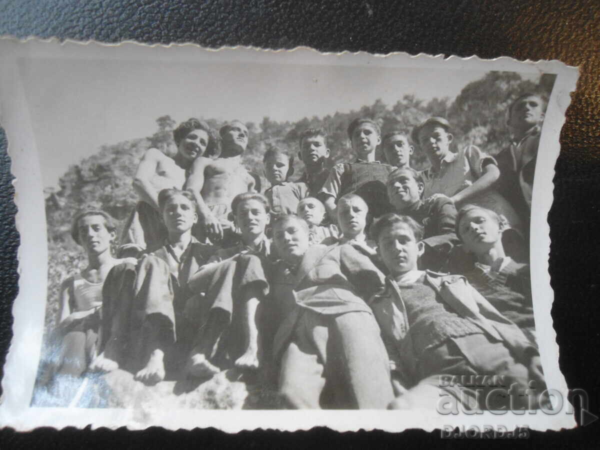 Стара снимка, На единъ камъкъ въ реката