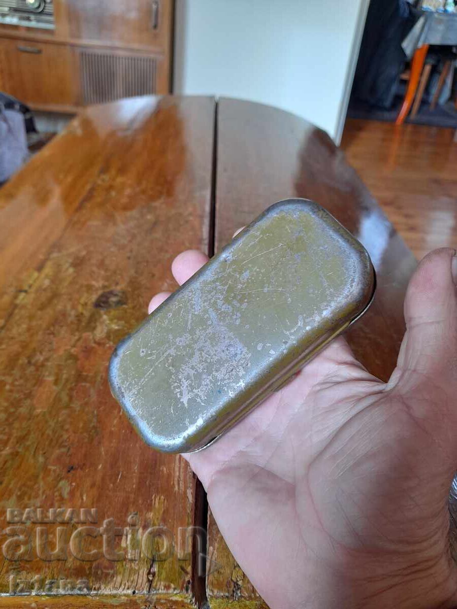 Licitație Cutie veche ZID