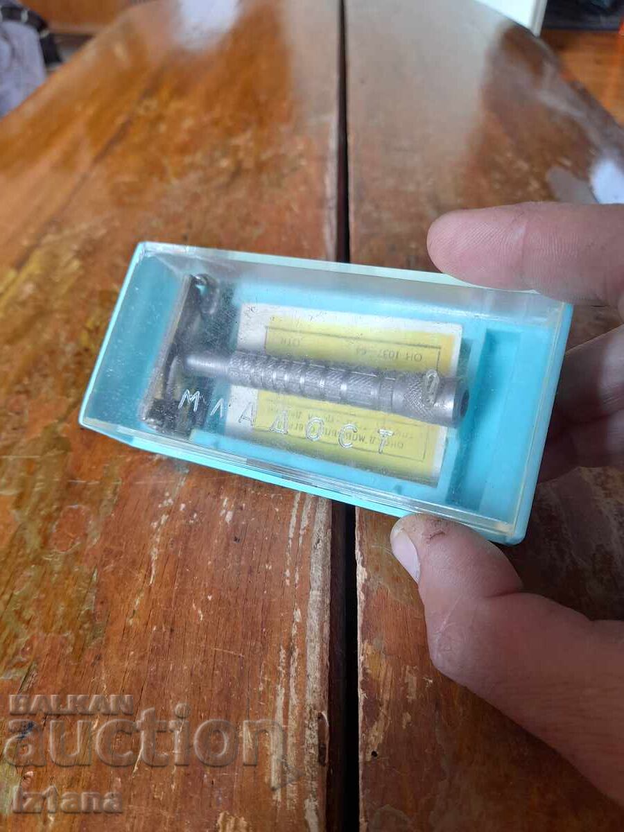 Brici vechi Mladost cu preț € 16.00 | 31.29 BGN