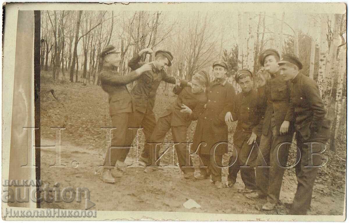 FOTOGRAFIE VECHE, ELEVI DE GIMNAZIU DISTRÂNDU-SE ÎN PARC E907