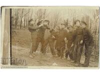 FOTOGRAFIE VECHE, ELEVI DE GIMNAZIU DISTRÂNDU-SE ÎN PARC E907