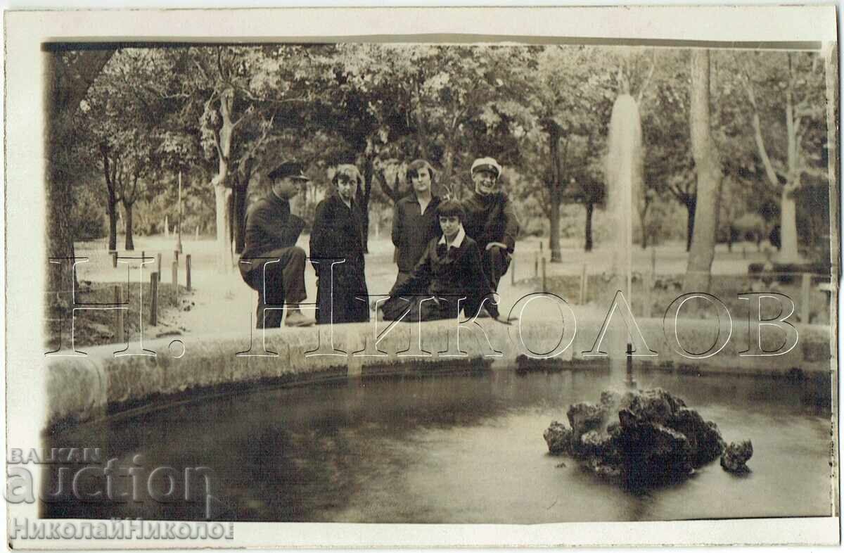 1927 FOTOGRAFIE VECHE VARNA ELEVI DE GIMNAZIU LÂNGĂ FÂNTÂNĂ E908 1927 FOTOGRAFIE VECHE VARNA ELEVI DE GIMNAZIU LÂNGĂ FÂNTÂNĂ E908