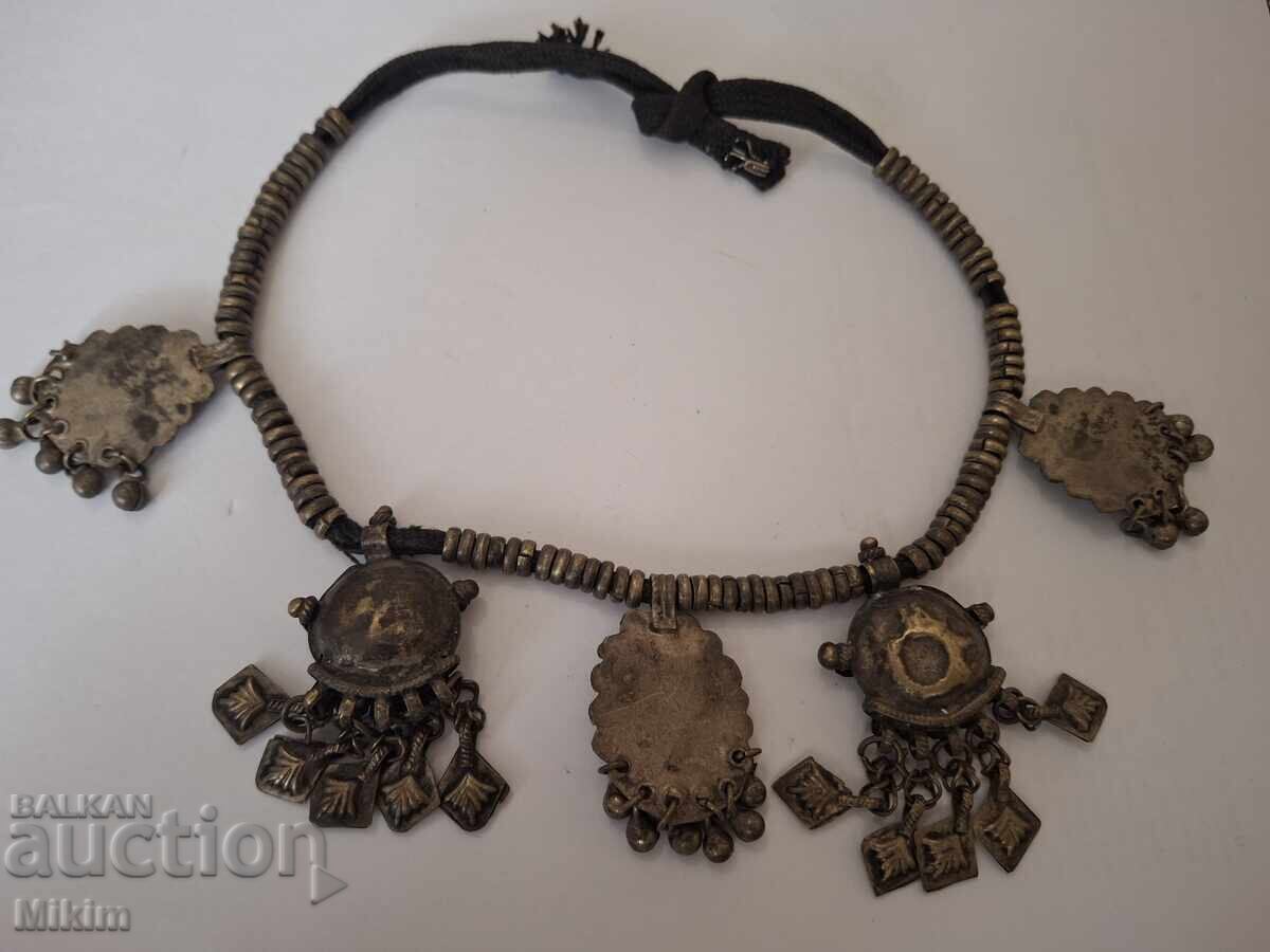 Vechi pandantiv renascentist cu pietre albastre cu preț € 3.50 | 6.85 BGN Vechi pandantiv renascentist cu pietre albastre cu preț € 3.50 | 6.85 BGN