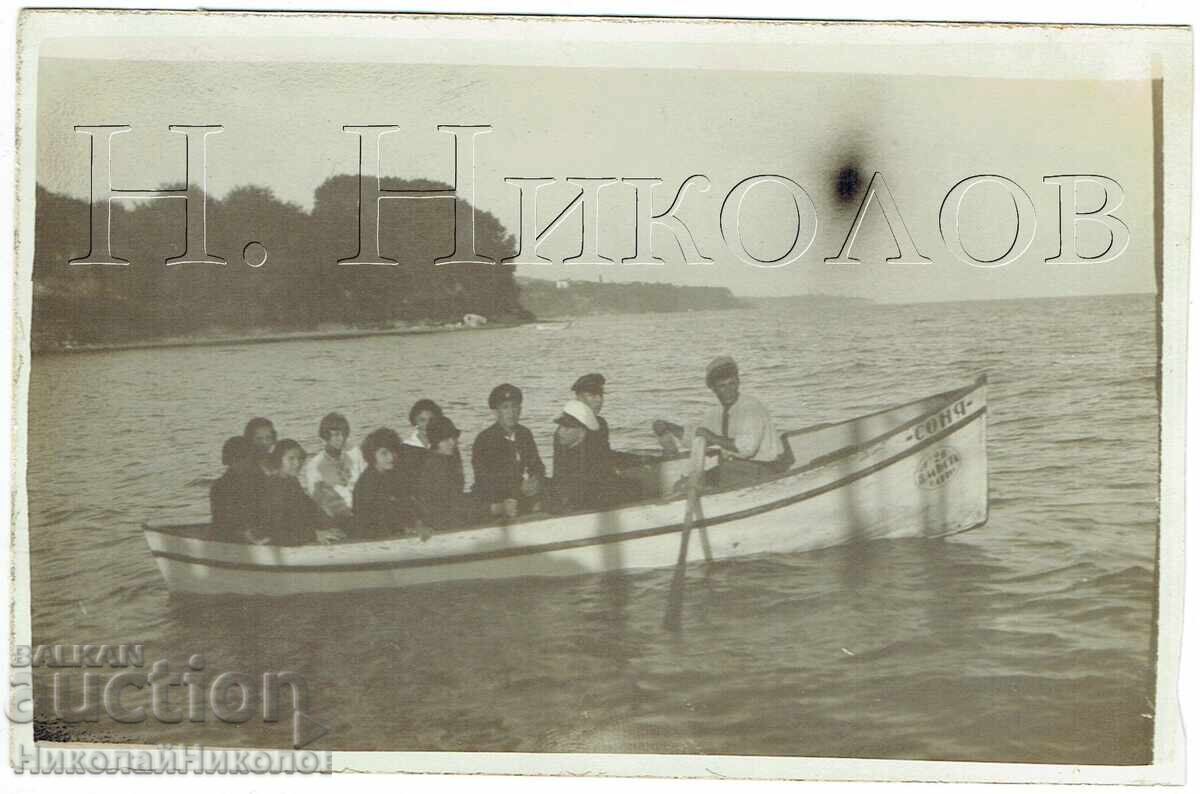 FOTOGRAFIE VECHE VARNA ELEVI DE GIMNAZIU PLIMBARE CU BARCA "SONIA" E911 FOTOGRAFIE VECHE VARNA ELEVI DE GIMNAZIU PLIMBARE CU BARCA "SONIA" E911