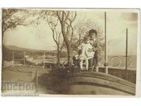 FOTOGRAFIE VECHE VARNA DOI BĂIEȚI ÎN GRĂDINA MĂRII E913