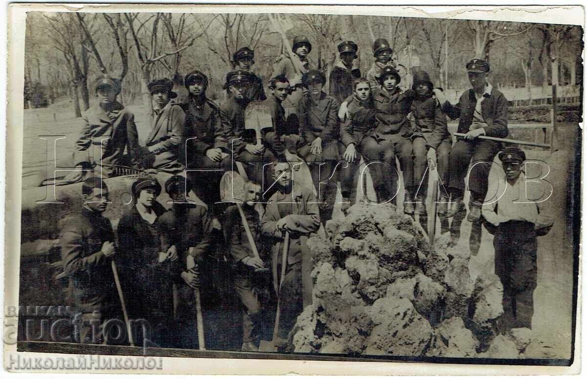 ΠΑΛΙΑ ΦΩΤΟΓΡΑΦΙΑ ΜΑΘΗΤΩΝ ΓΥΜΝΑΣΙΟΥ ΣΕ ΕΡΓΑΣΙΑΚΗ ΥΠΟΧΡΕΩΣΗ Ε918