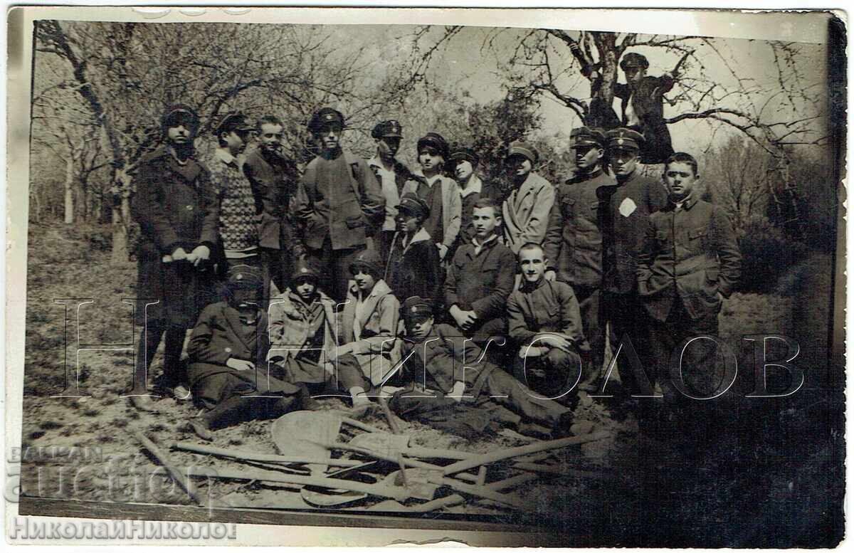 FOTOGRAFIE VECHE ELEVI GIMNAZIU LA MUNCĂ OBLIGATORIE E919