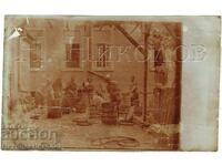 СТАРА СНИМКА БЪЧВАРСТВО СГЛОБЯВАНЕ НА БЪЧВИ НА ДВОРА Е920