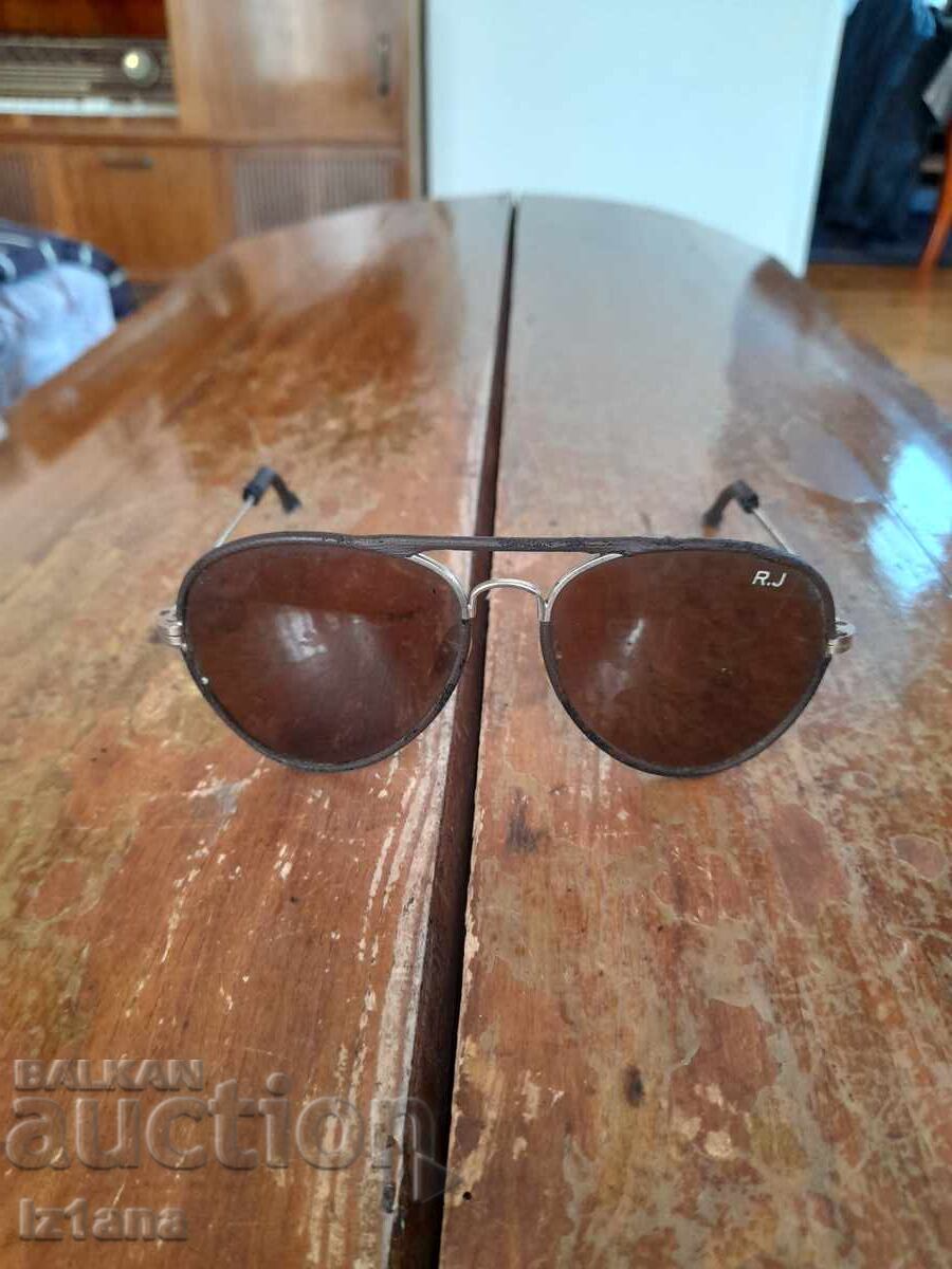 Стари слънчеви очила RJ Стари слънчеви очила RJ