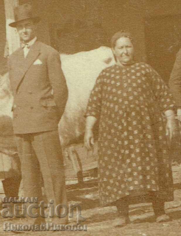 FOTOGRAFIE VECHE CU CETĂȚENI LA O FERMĂ SĂTEASCĂ E925 - 5